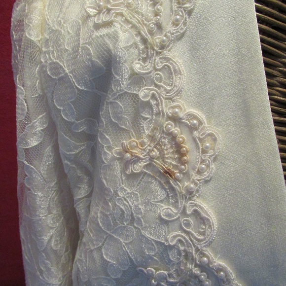 Nah Nah Ivory Lace overlay top - Picture 9 of 9